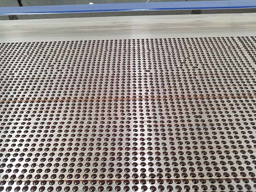 The thermal properties of austenitic stainless steel AS1200 steel belt, coupled with its hard, durable and smooth surface, makes it very suitable for handling high temperature